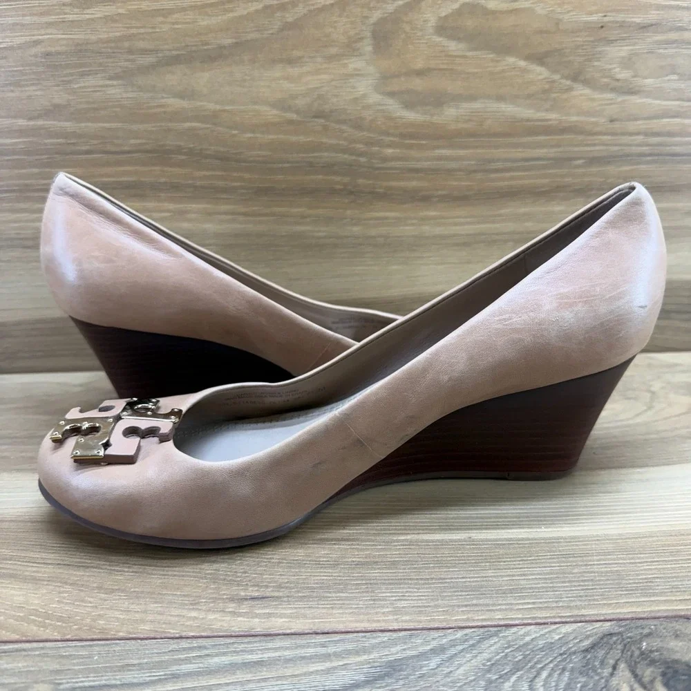 Tory Burch Lowell Wedge Pumps 7.5 M Camel Tan Leather Dress Office Gold Logo